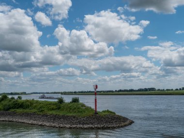 Ren nehri ve Almanya 'daki Emmerich şehri.