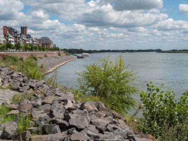 Ren nehri ve Almanya 'daki Emmerich şehri.