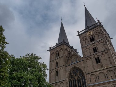 Xanten şehri Ren nehrinde