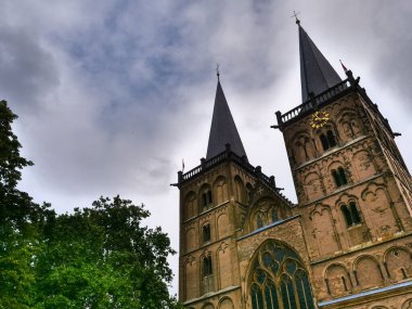 Xanten şehri Ren nehrinde