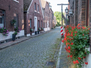 Krudenburg Köyü nehir kıyısında.