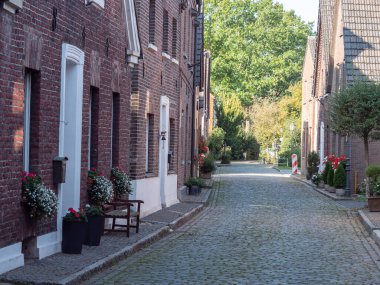 Krudenburg Köyü nehir kıyısında.