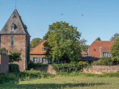 Krudenburg Köyü nehir kıyısında.