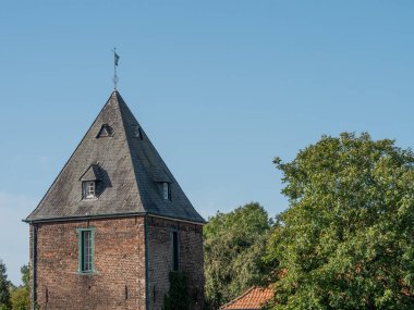 Krudenburg Köyü nehir kıyısında.