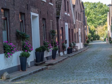 Krudenburg Köyü nehir kıyısında.