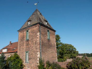 Krudenburg Köyü nehir kıyısında.