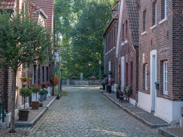 Krudenburg Köyü nehir kıyısında.