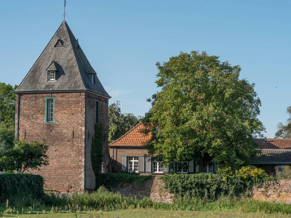 Krudenburg Köyü nehir kıyısında.