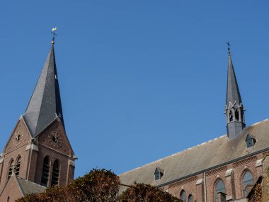 Maastricht şehri Hollanda 'daki Maas nehrinde.