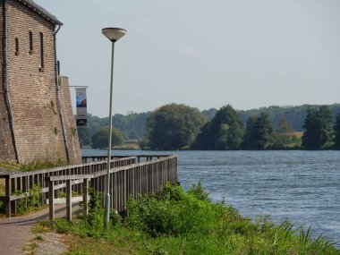 Maastricht şehri Hollanda 'daki Maas nehrinde.