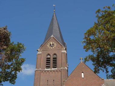 Maastricht şehri Hollanda 'daki Maas nehrinde.