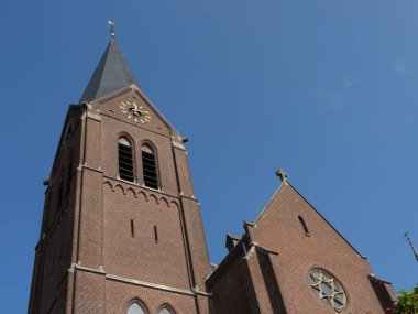 Maastricht şehri Hollanda 'daki Maas nehrinde.