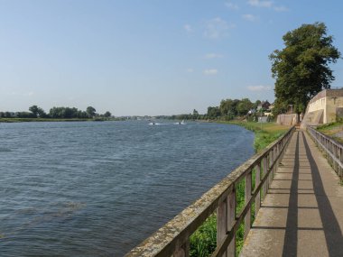 Maastricht şehri Hollanda 'daki Maas nehrinde.