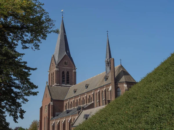 Città Maastricht Presso Fiume Maas Nei Paesi Bassi — Foto Stock