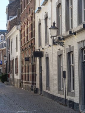 Maastricht şehri Hollanda 'daki Maas nehrinde.
