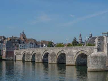 Hollanda 'daki Maas nehrinin Maastrich şehri.