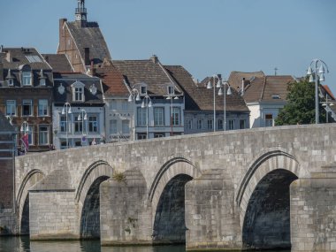 Hollanda 'daki Maas nehrinin Maastrich şehri.