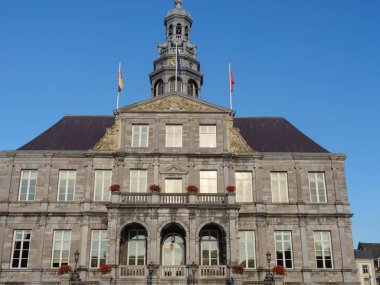 Hollanda 'daki Maas nehrinin Maastrich şehri.