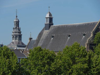 Hollanda 'daki Maas nehrinin Maastrich şehri.