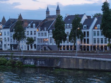 Hollanda 'daki Maas nehrinin Maastrich şehri.