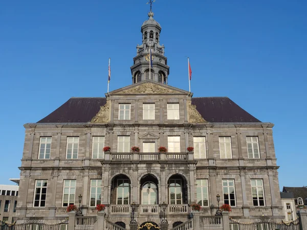 Hollanda 'daki Maas nehrinin Maastrich şehri.