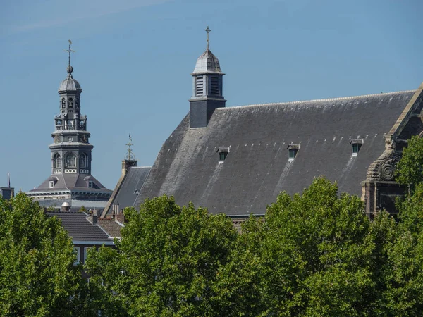 Hollanda 'daki Maas nehrinin Maastrich şehri.