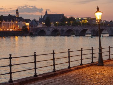 Hollanda 'daki Maas nehrinin Maastrich şehri.