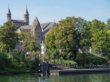 Hollanda 'daki Maas nehrinin Maastrich şehri.