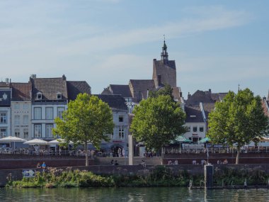 Hollanda 'daki Maas nehrinin Maastrich şehri.