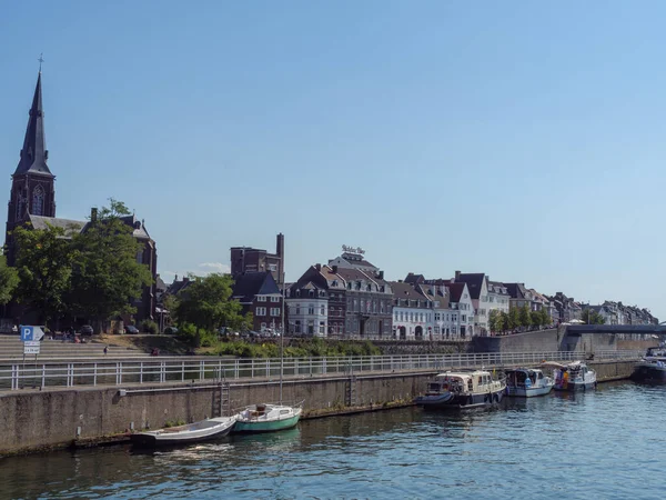 Hollanda 'daki Maas nehrinin Maastrich şehri.