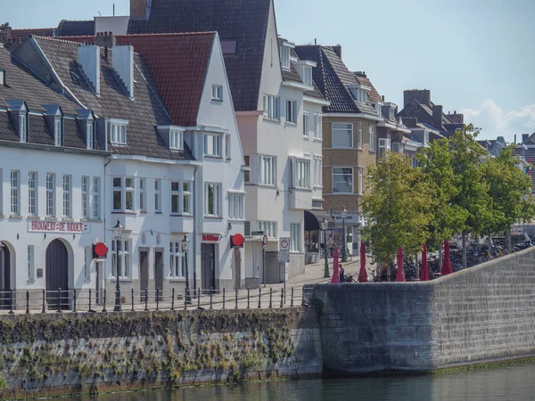 Hollanda 'daki Maas nehrinin Maastrich şehri.