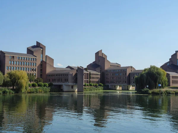 Hollanda 'daki Maas nehrinin Maastrich şehri.