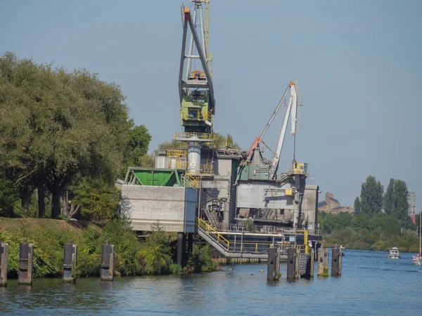 Hollanda 'daki Maas nehrinin Maastrich şehri.