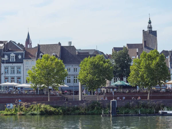 Hollanda 'daki Maas nehrinin Maastrich şehri.