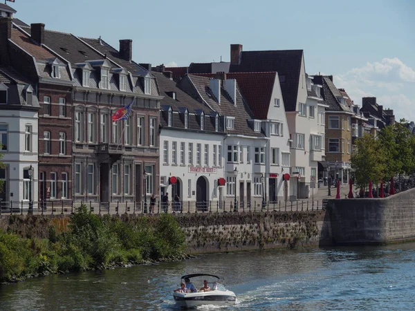 Hollanda 'daki Maas nehrinin Maastrich şehri.