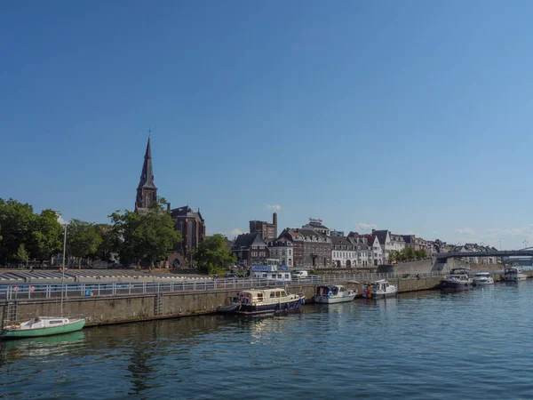 Hollanda 'daki Maas nehrinin Maastrich şehri.