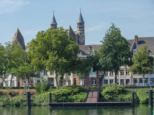 Hollanda 'daki Maas nehrinin Maastrich şehri.