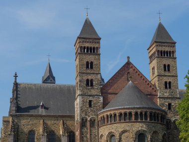 Hollanda 'daki Maas nehrinin Maastrich şehri.