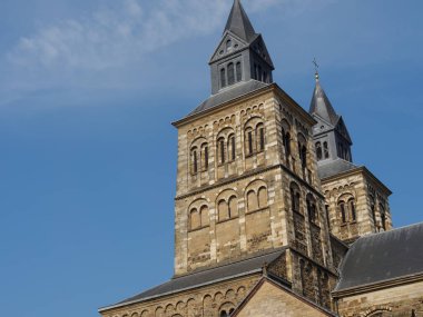 Hollanda 'daki Maas nehrinin Maastrich şehri.