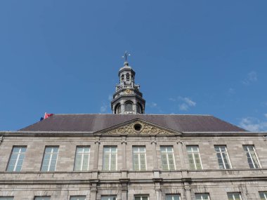 Hollanda 'daki Maas nehrinin Maastrich şehri.