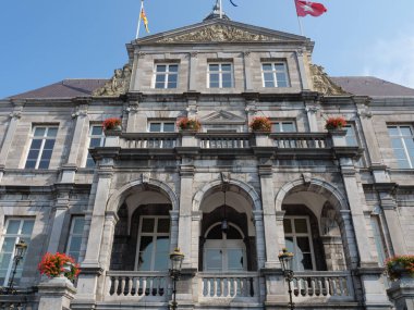 Hollanda 'daki Maas nehrinin Maastrich şehri.