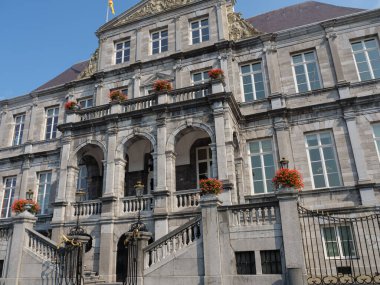 Hollanda 'daki Maas nehrinin Maastrich şehri.