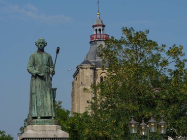 Hollanda 'daki Maas nehrinin Maastrich şehri.
