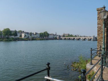 Hollanda 'daki Maas nehrinin Maastrich şehri.