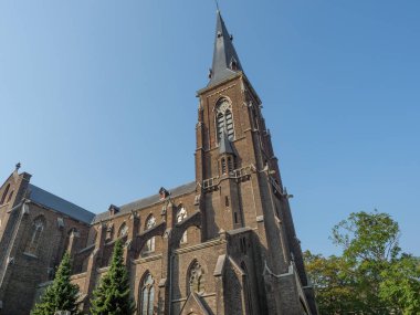 Hollanda 'daki Maas nehrinin Maastrich şehri.