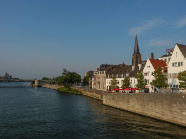 Hollanda 'daki Maas nehrinin Maastrich şehri.