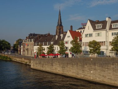 Hollanda 'daki Maas nehrinin Maastrich şehri.