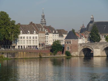 Hollanda 'daki Maas nehrinin Maastrich şehri.