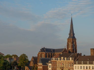 Hollanda 'daki Maas nehrinin Maastrich şehri.