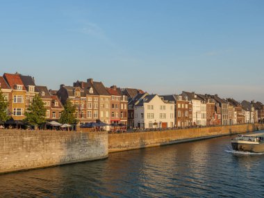 Hollanda 'daki Maas nehrinin Maastrich şehri.